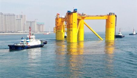 Çin’in ilk derin deniz yüzer rüzgar enerjisi platformu denize açıldı