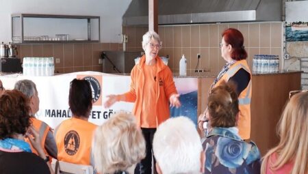 Foça’da mahalle afet gönüllülüğü eğitim toplantısı yapıldı